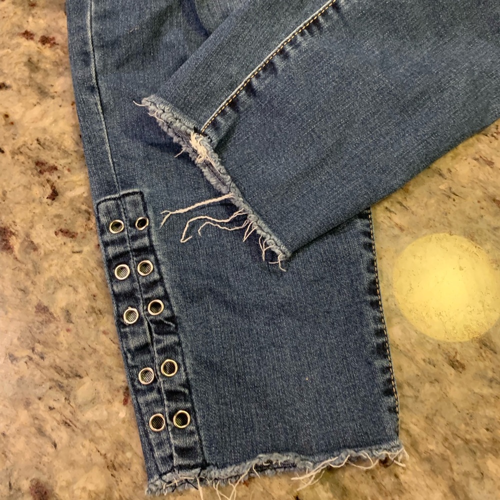 Distressed Jegging Capris 11/12